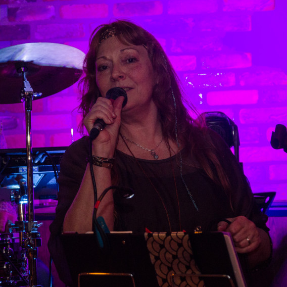 Diana Broese van Groenou | Shambles Coverband